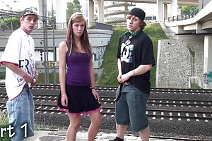 युवा सुंदर लड़की एक गैंगबैंग भाग 1 अश्लील राक्षसों के साथ ऑनलाइन