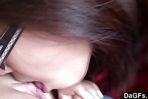 प्यारा एशियाई किशोर नीचे जा रहा है पर उसके दोस्त अश्लील फोटो अच्छा