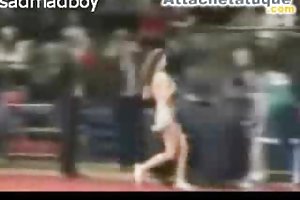 चीयरलीडर को हटा उसके ऊपर एक बास्केटबॉल खेल के दौरान पोर्न की तस्वीरें अल्ला