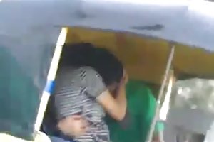 देसी, चुंबन, ऑटो रिक्शा टमटम अश्लील बड़ा मुर्गा