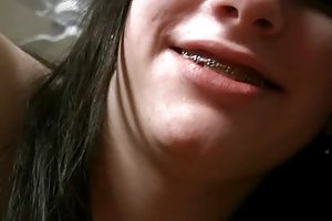 युवा किशोर के साथ ब्रेसिज़ ऑनलाइन पोर्न,