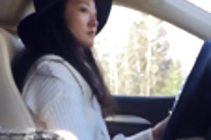 कार विक्रेता डिक फ्लैश के दौरान टेस्ट ड्राइव डिज्नी खेल