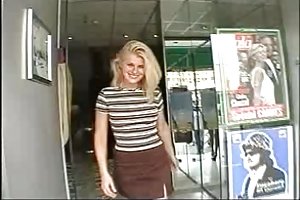 चेहरे और सार्वजनिक घूमना घड़ी रूसी सुंदर महिला