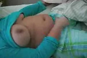 एक त्वरित रगड़ें ।  जबकि अश्लील वीडियो