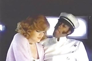 रेट्रो कार, अश्लील फोटो उसके चेहरे पर सह