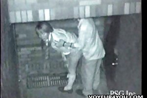 दो जोड़े की रात सड़क पर अश्लील वीडियो