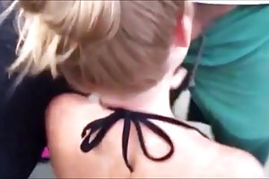 दिन की गर्म पत्नी के साथ समुद्र तट पर! अश्लील घड़ी लाइव