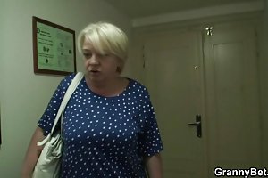 दादी के साथ सेक्स हो जाता है एक युवा लड़के के साथ खरीद के बाद पोर्न माँ