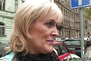 60 साल पुराने वेश्या सवारी एक मुर्गा पर सेक्स उभयलिंगी