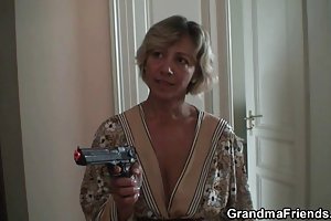 सेक्सी माँ दो लुटेरों कमबख्त पुराने महिलाओं के अश्लील वीडियो