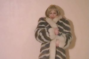 फर कोट वाला 2 पोर्न बड़ा महिला घड़ी ऑनलाइन