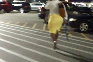 व्यापक कूल्हों में तंग पीले रंग की स्कर्ट.. फोटो छोटी अश्लील