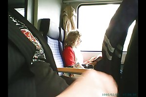 ट्रेन के सामने हस्तमैथुन परिपक्व युगल अश्लील वीडियो, पुरुषों के साथ