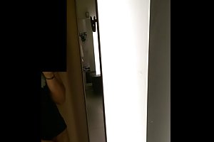 चमकती लॉकर कमरे में पोर्न, दादी देखो ऑनलाइन